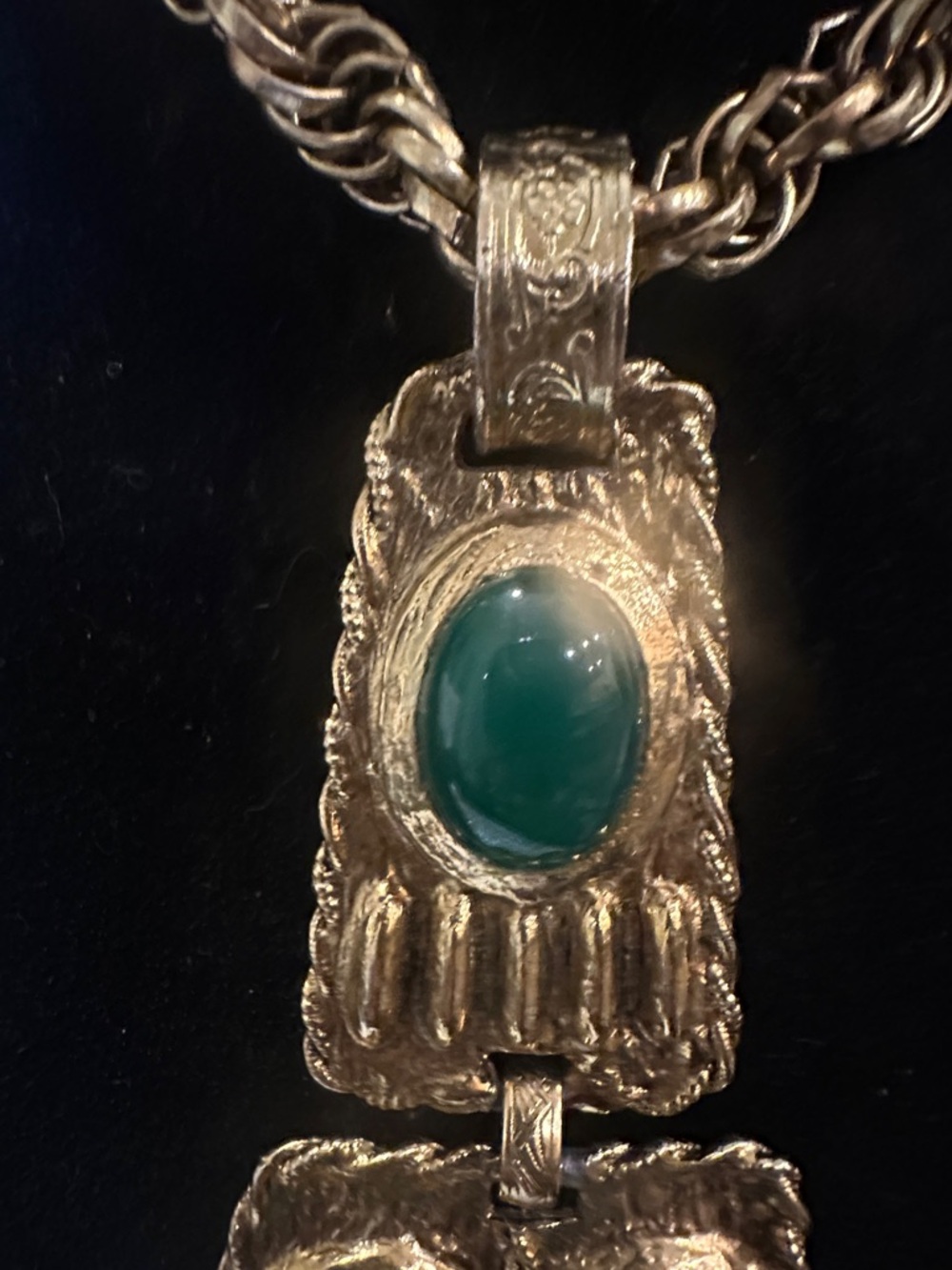 Elegant Vintage Gold Necklace with Green cabochons - Picture 4 of 10